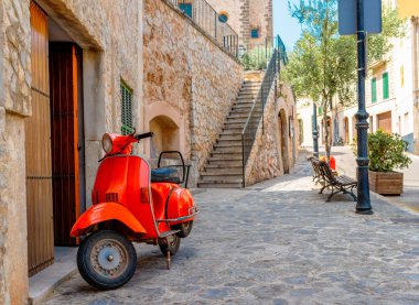 Vintage kırmızı motor scooter tarihi İspanyol köyde Park