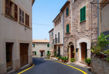 Banyalbufar pastoral İspanyol köyü boş sokakta