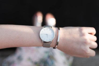 kadının kolundaki kol saati, üstten görünüm
