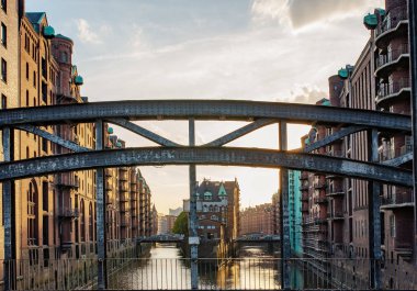 altın güneş ışığı altında ünlü tarihi depo bölgesi Speicherstadt Hamburg, Almanya