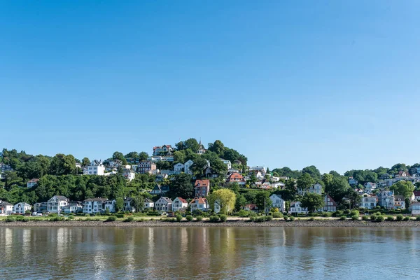Elbe Nehri'nin Hamburg Blankenese görüldü gibi güneşli gün