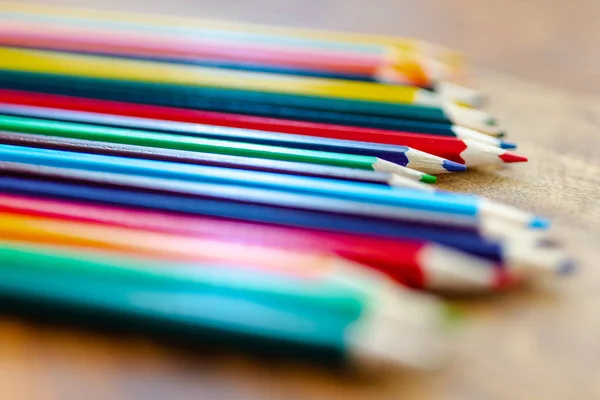 Crayons de couleur sur bureau en bois — Photo