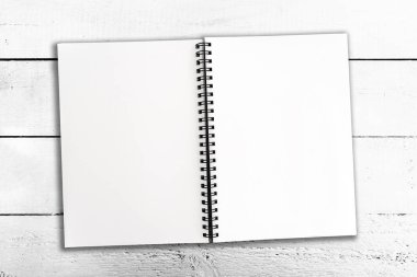 Beyaz rustik ahşap masa üstünde açık boş sarmal not etmek