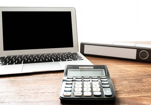 Lage hoek rekenmachine oogpunt, laptop en bestand map op houten bureau — Stockfoto