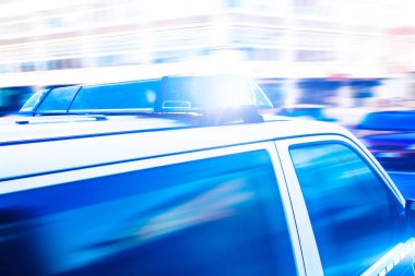 Polis arabası üzerinde yanıp sönen mavi ışıklar