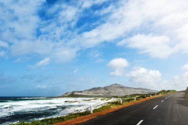 Cape Town yakınındaki cape Yarımadası'nda sahil yolu