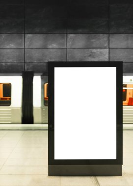 yeraltı tren istasyonunda ışıklı dijital pano