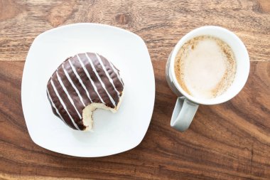 ahşap masa üzerinde reçelli çörek çikolata kaplı