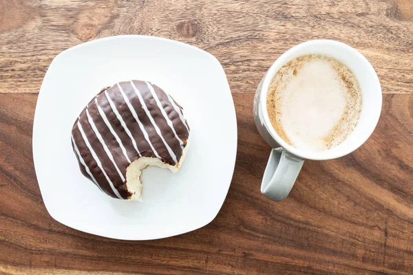 ahşap masa üzerinde reçelli çörek çikolata kaplı