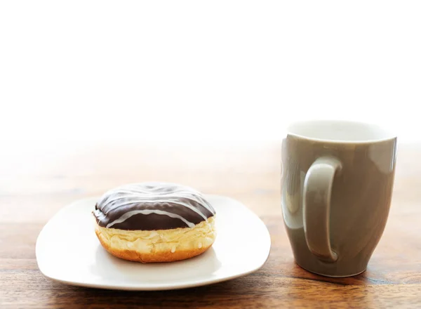 木桌上的果冻甜甜圈和咖啡杯 — 图库照片