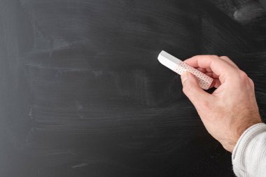 karşı kara tahta sopa tebeşir tutan el