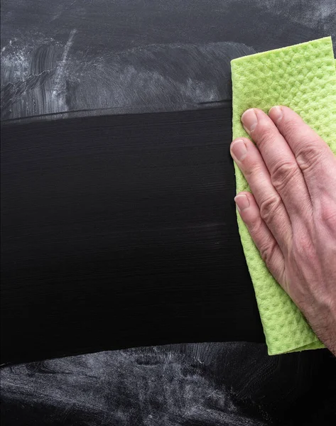 Persoon schoonmaken van de vuile schoolbord met spons doek — Stockfoto