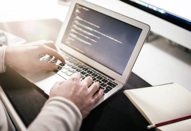 erson kodlama veya dizüstü bilgisayar üzerinde web tasarım yapıyor
