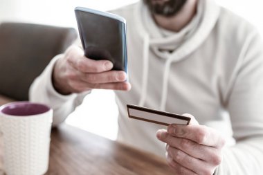 adam smartphone üzerinde kredi kartı bilgilerinin girilmesi