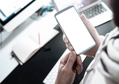 Ofis Masası akıllı telefon kullanan adam
