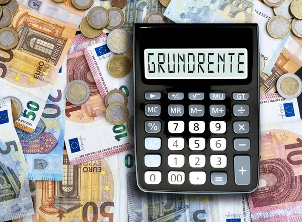 Cuvânt german GRUNDRENTE, pensie de bază, scrisă pe afișarea calculatorului de buzunar împotriva banilor cash pe masă — Fotografie, imagine de stoc