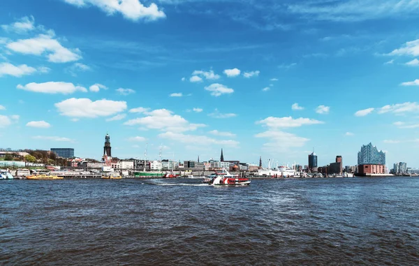 Porto e beira-mar em Hamburgo, Alemanha, contra o céu azul — Fotografia de Stock