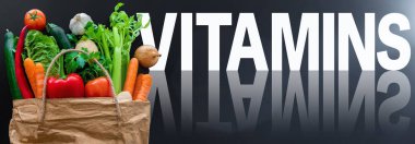 Word vitaminler kağıt torba taze sağlıklı organik sebze ile koyu arka plan