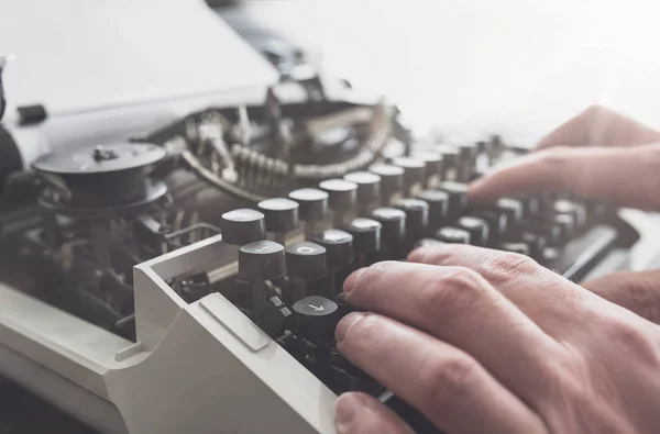 Homem digitando no teclado de máquina de escrever manual velho — Fotografia de Stock