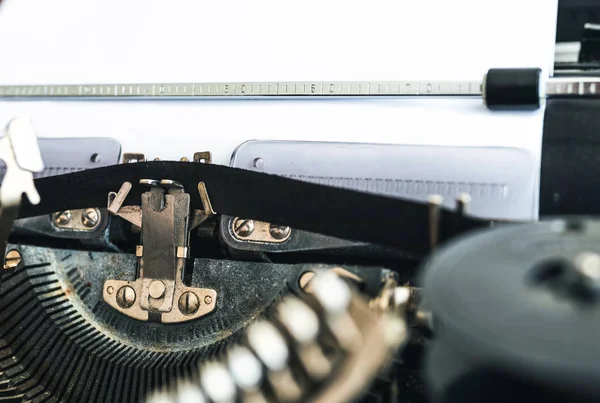 Máquina de escrever manual vintage e página de papel — Fotografia de Stock