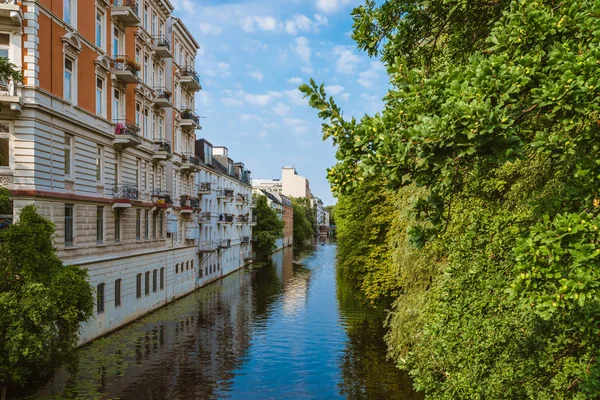 Mehrfamilienhäuser am Ufer von Fluss oder Kanal im Wohngebiet Hamburg-Eppendorf, Deutschland am sonnigen Tag — Stockfoto