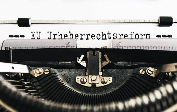Texto tipográfico EU Urheberrechtsreform, German for European Union Copyright reform, written on old manual typewriter — Foto de Stock