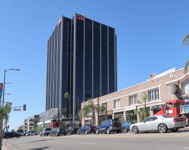 Hollywood 'da Sunset Bulvarı 'nda CNN Binası, Los Angeles mavi gökyüzüne karşı