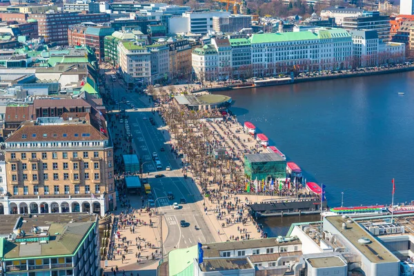 Vista aerea del lago Alster con affollato Jungfernstieg ad Amburgo nella giornata di sole — Foto Stock