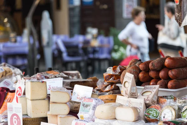 Haftalık piyasada Pazar Stall peynir farklı türde Soller, Ispanya