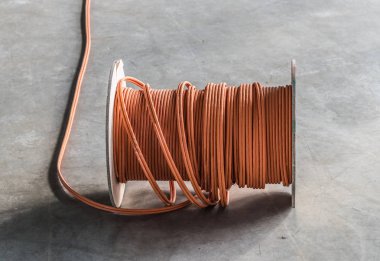 beton zemin üzerinde büyük rulo iletişim kablosu