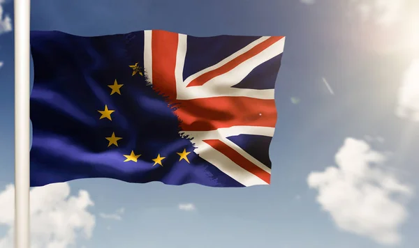 Ondeando la bandera del brexit en el polo contra el cielo azul — Foto de Stock