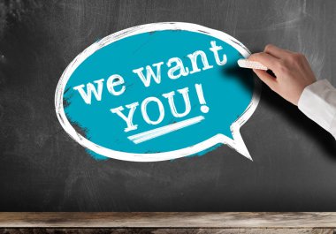 metin We Want You konuşma balonu içinde kara tahta üzerinde