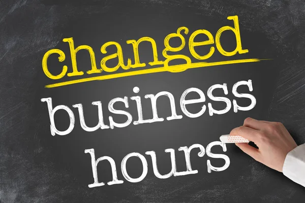 metin Değiştirilen Çalışma Saatleri tebeşir tahtasına yazılmış