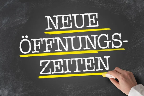 Tekst Neue Offnungszeiten, niemiecki dla nowych godzin otwarcia lub zmienionych godzin pracy, napisane na tablica — Zdjęcie stockowe