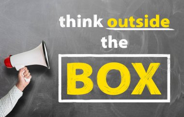 metin ile tebeşir karşı megafon tutan el Kutu Dışında düşünün