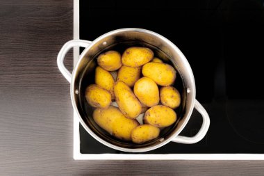 soba patates ve su ile pişirme tencereüst görünümü
