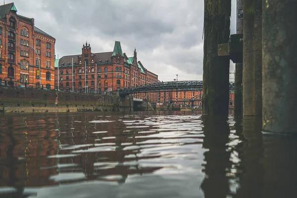 Hamburg Speicherstadt bölgesinde kanal ve tarihi depolar düşük açı görünümü