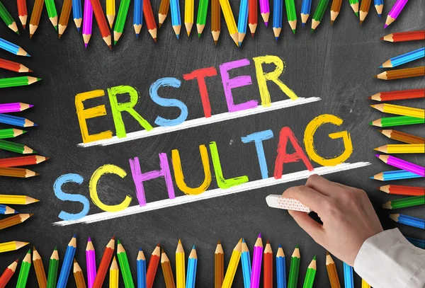 Kolorowe słowa Erster schultag napisane na tablica w ramce kolorowych ołówków — Zdjęcie stockowe