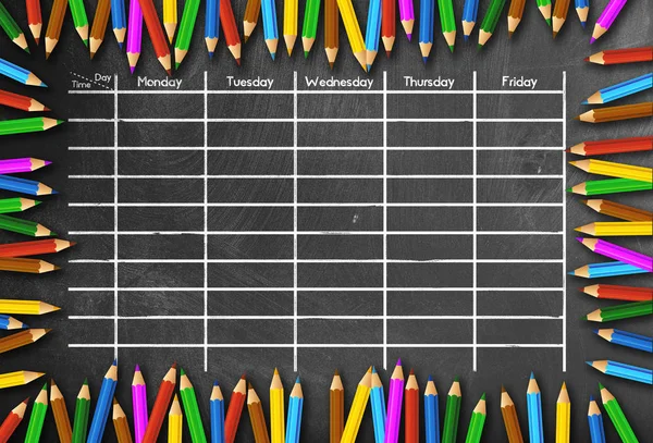 renkli kalemlerle çerçevelenmiş tebeşir tahtası üzerinde okul zaman çizelgesi veya sınıf çizelgesi şablonu