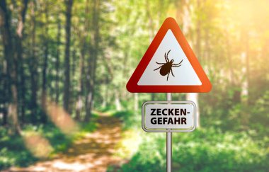 metin Zecken Gefahr ile uyarı işareti, kene sakının için Almanca, defokus orman arka plan karşı