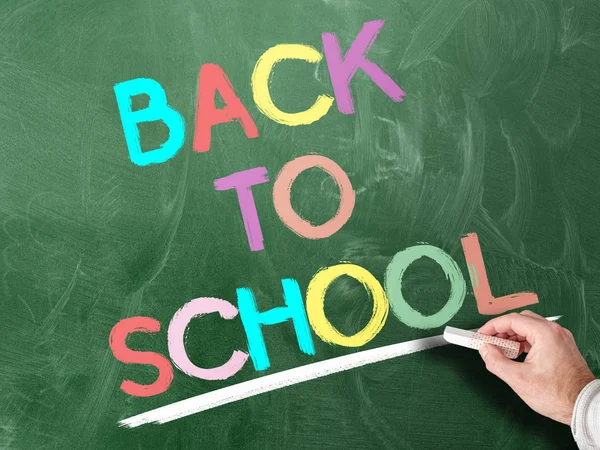 Palavras coloridas de volta à escola escrito em quadro-negro — Fotografia de Stock