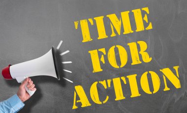 metin Time For Action ile tebeşir tahtasına karşı megafon veya bullhorn tutan el