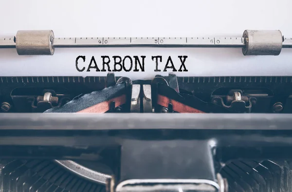 Tekst Carbon Tax geschreven op vintage typemachine — Stockfoto