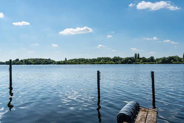 Paisagem cênica no rio Havel, em Berlim, sob o céu azul — Fotografia de Stock