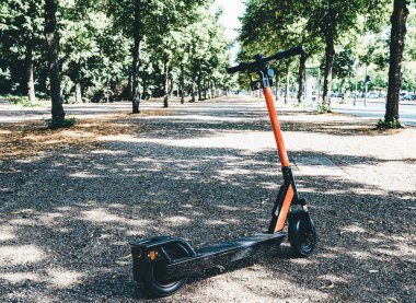 Kiralık e-scooter, elektrikli scooter, parkta Park