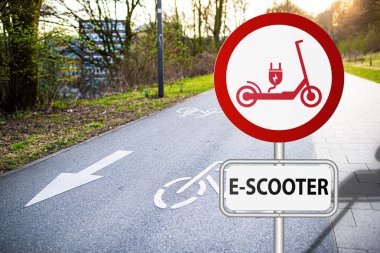 bisiklet yolu üzerinde e-scooter yasağı işareti, elektrikli scooter izin verilmez
