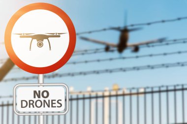güvenlik çit ve havaalanına uçak iniş karşı drone prohobition işareti