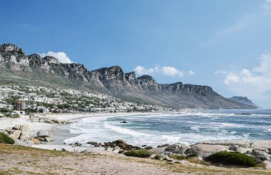 Camps Bay veya Kampsbaai, Cape Town banliyösünde deniz ve dağlar