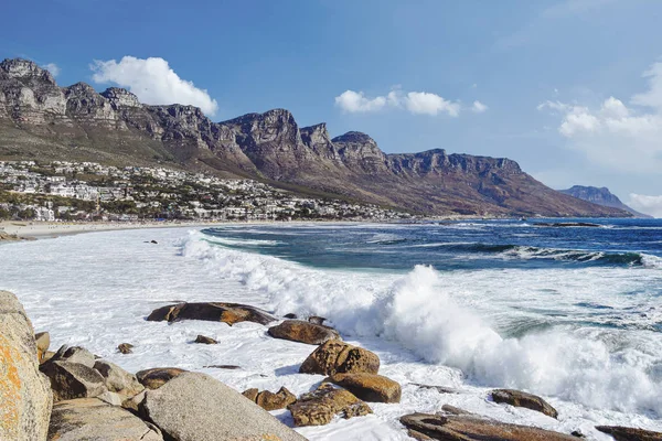 Camps Bay veya Kampsbaai, Cape Town banliyösünde deniz ve dağlar