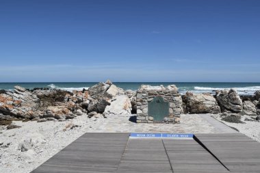 Cape Agulhas'da Atlantik Okyanusu ve Hint Okyanusu'na karşı Afrika'nın en güney noktasında plaket